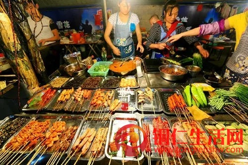 燒烤店緊急轉(zhuǎn)讓，有穩(wěn)定的客源，設(shè)施與手續(xù)齊全，接手即可盈利！